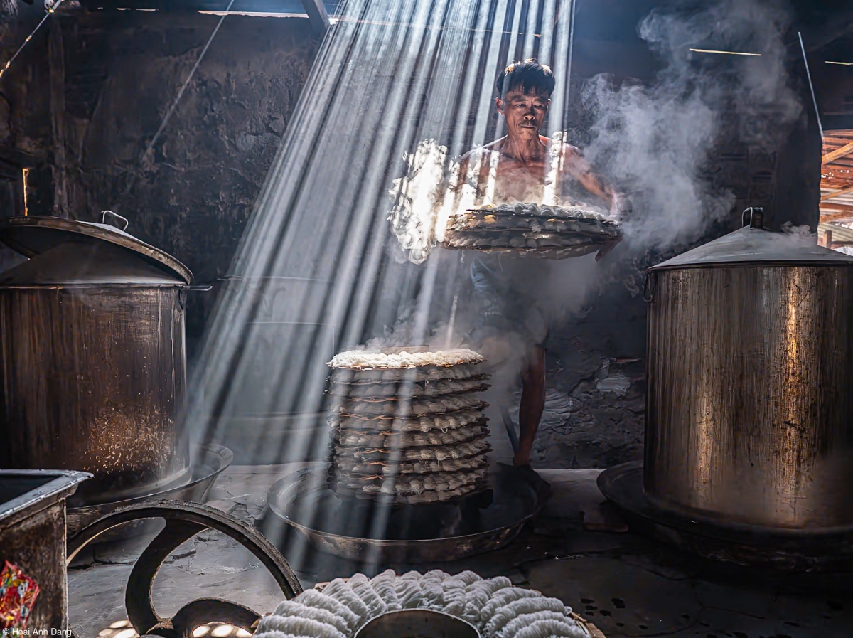 “Bánh hỏi” photo wins 2025 World Food Photography Award